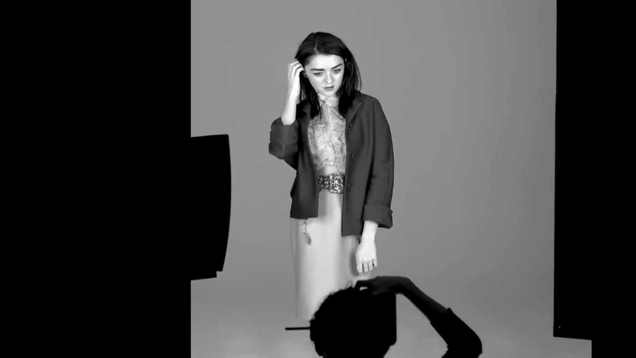 Maisie_Williams_plays__Would_You_Rather__with_GLAMOUR__206.jpg