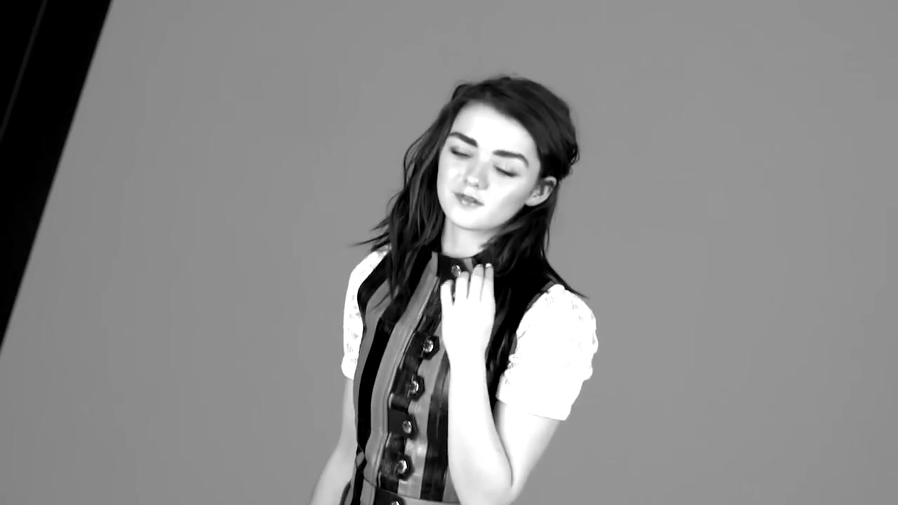 Maisie_Williams_plays__Would_You_Rather__with_GLAMOUR__220.jpg