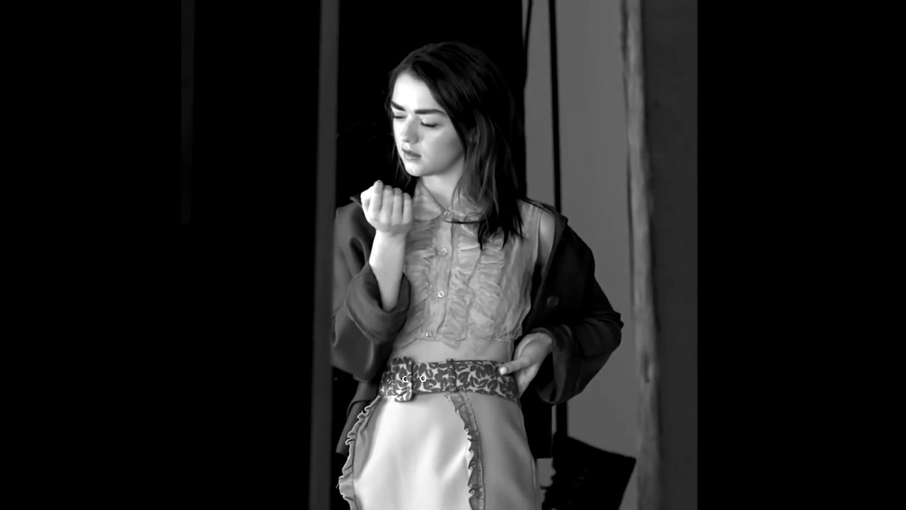 Maisie_Williams_plays__Would_You_Rather__with_GLAMOUR__24.jpg