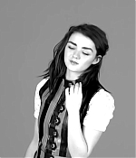 Maisie_Williams_plays__Would_You_Rather__with_GLAMOUR__220.jpg